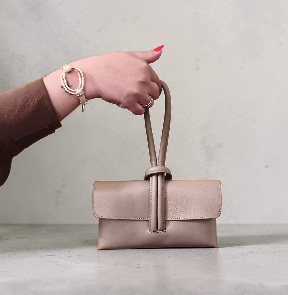 Alternative view of BOLSO DE MANO